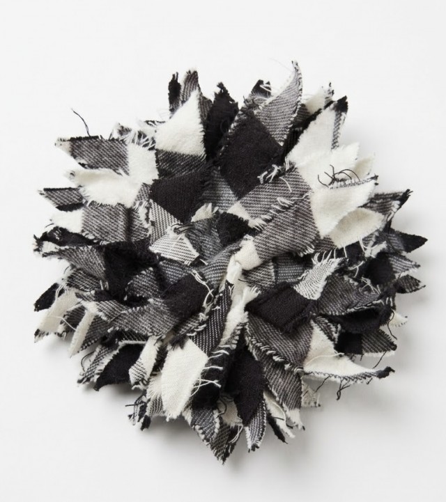 Broche flor blanco y negro