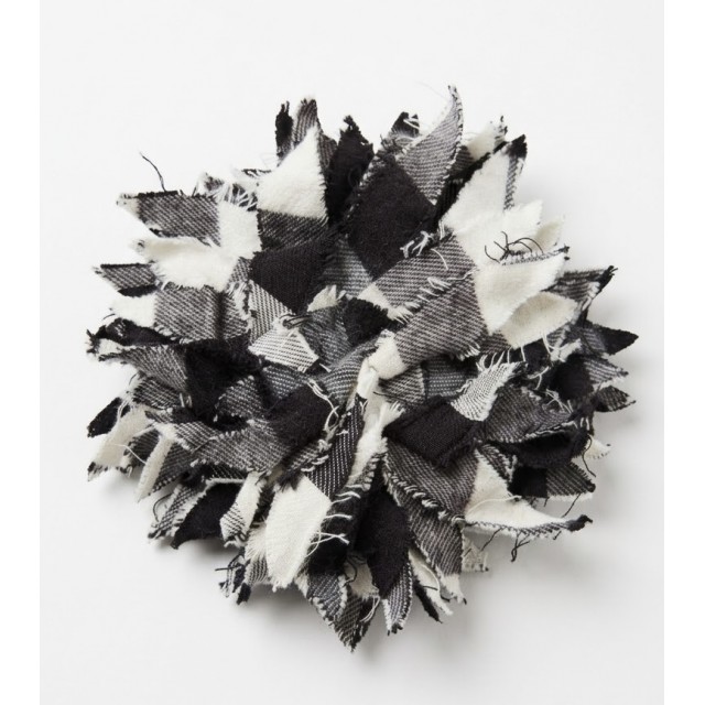 Broche flor blanco y negro