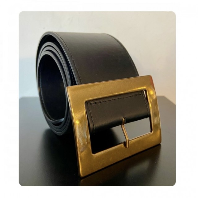 Cinturón hebilla dorada negro