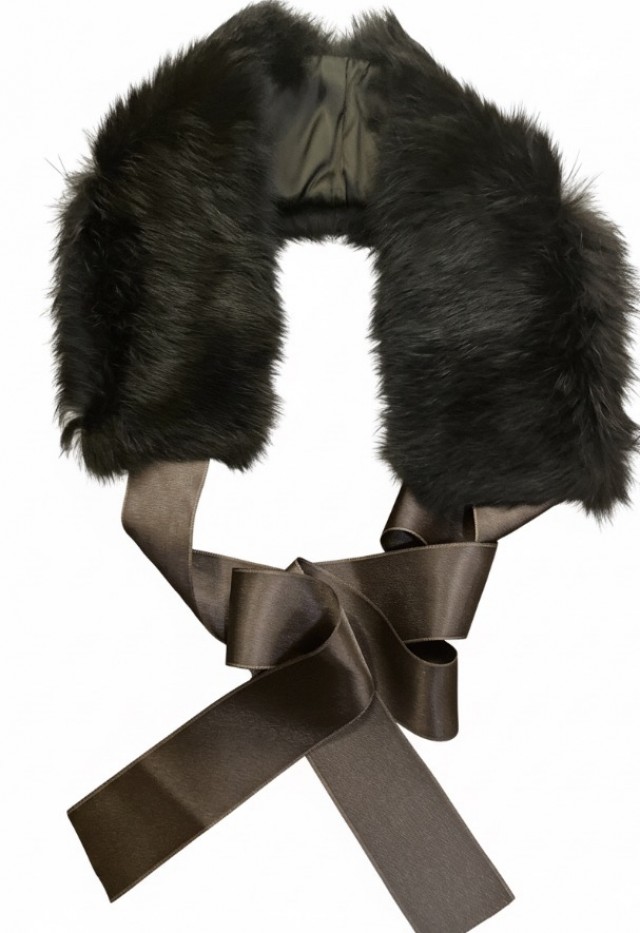 Cuello de pelo marrón chocolate