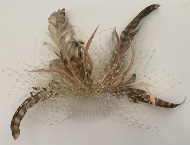 Peineta beige plumas moteadas