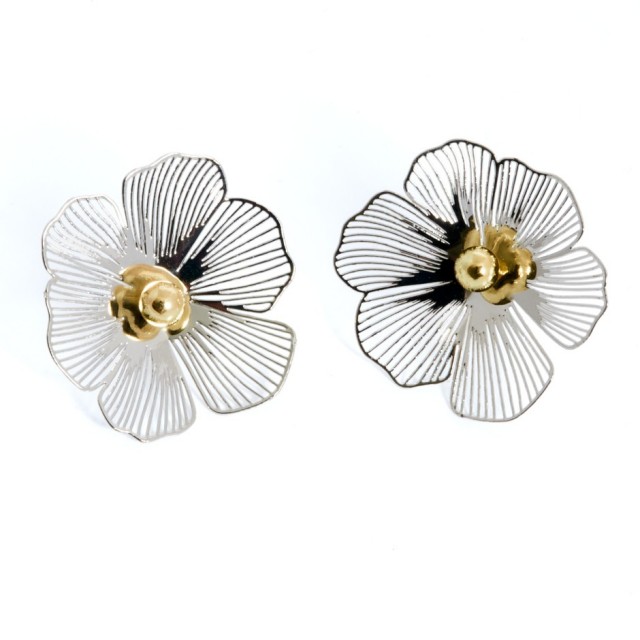 Pendiente flor pétalos plateada