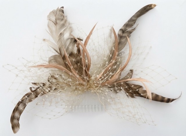 Peineta beige plumas moteadas