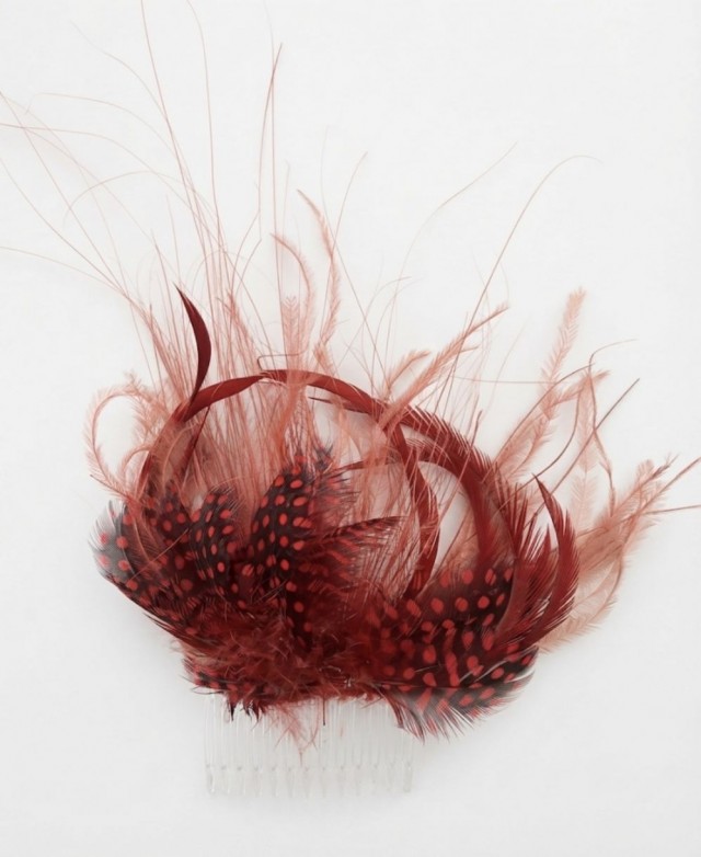 Peineta roja plumas moteadas